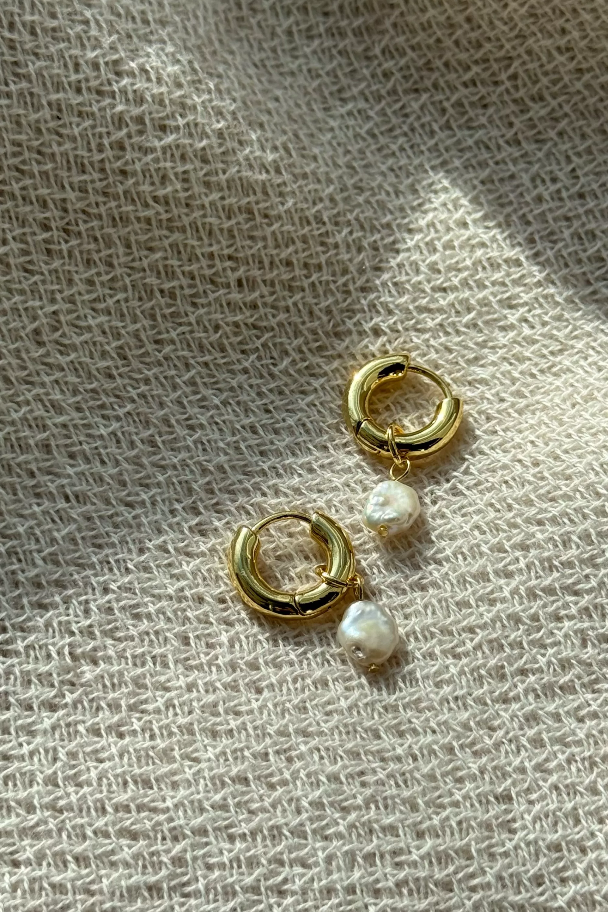 OAK + FORT HUGGIE HOOP WITH PEARL PENDANT | Women Earrings | Earrings