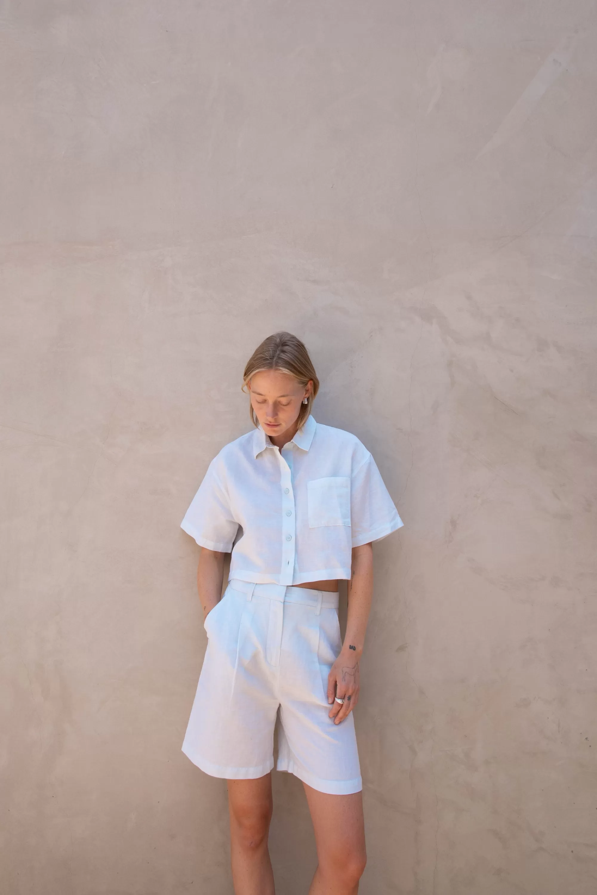 OAK + FORT LINEN BLEND SHORT SLEEVE SHIRT | Women Tops