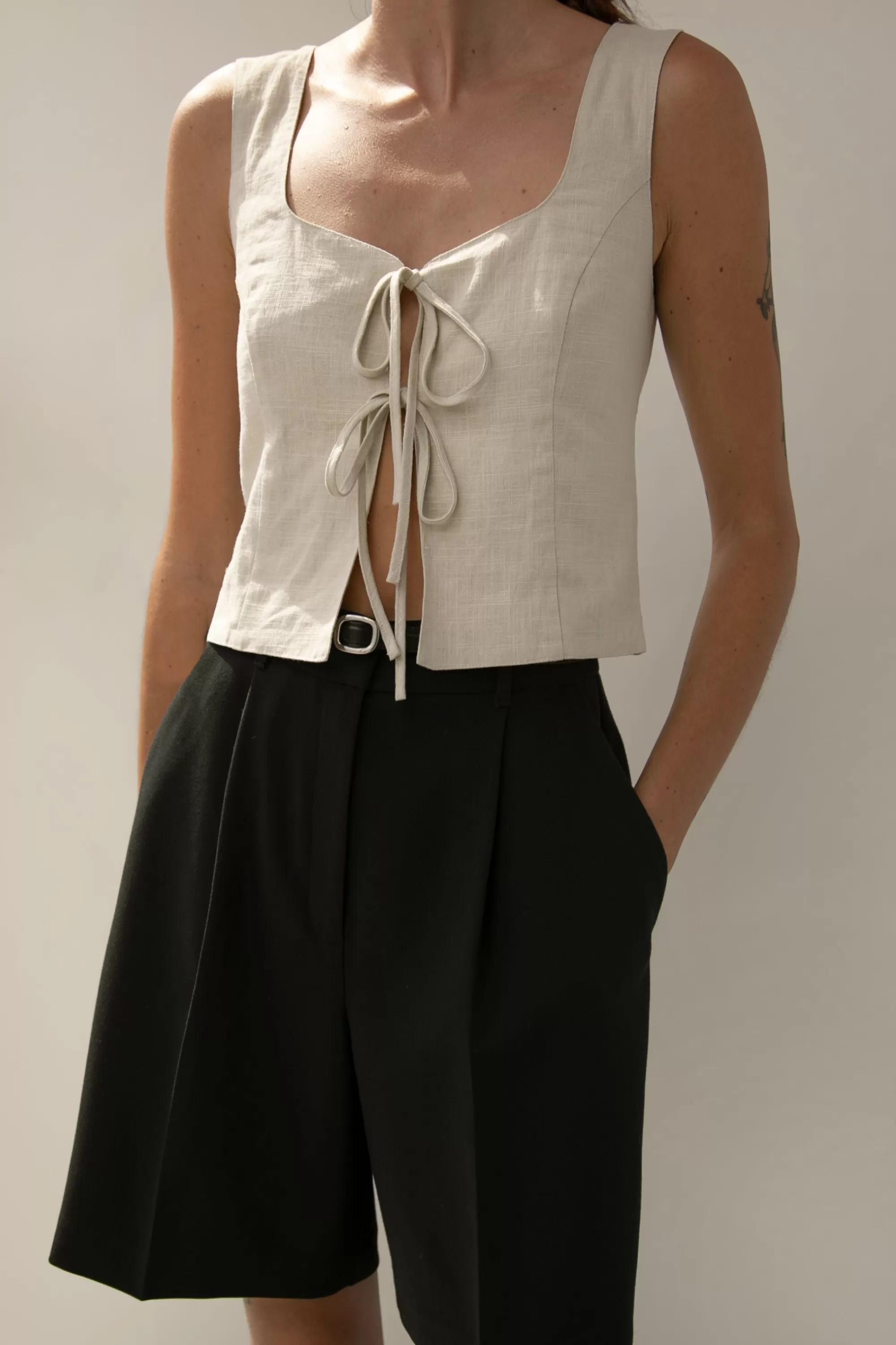 OAK + FORT LINEN BLEND TIE FRONT TANK TOP | Women Tops