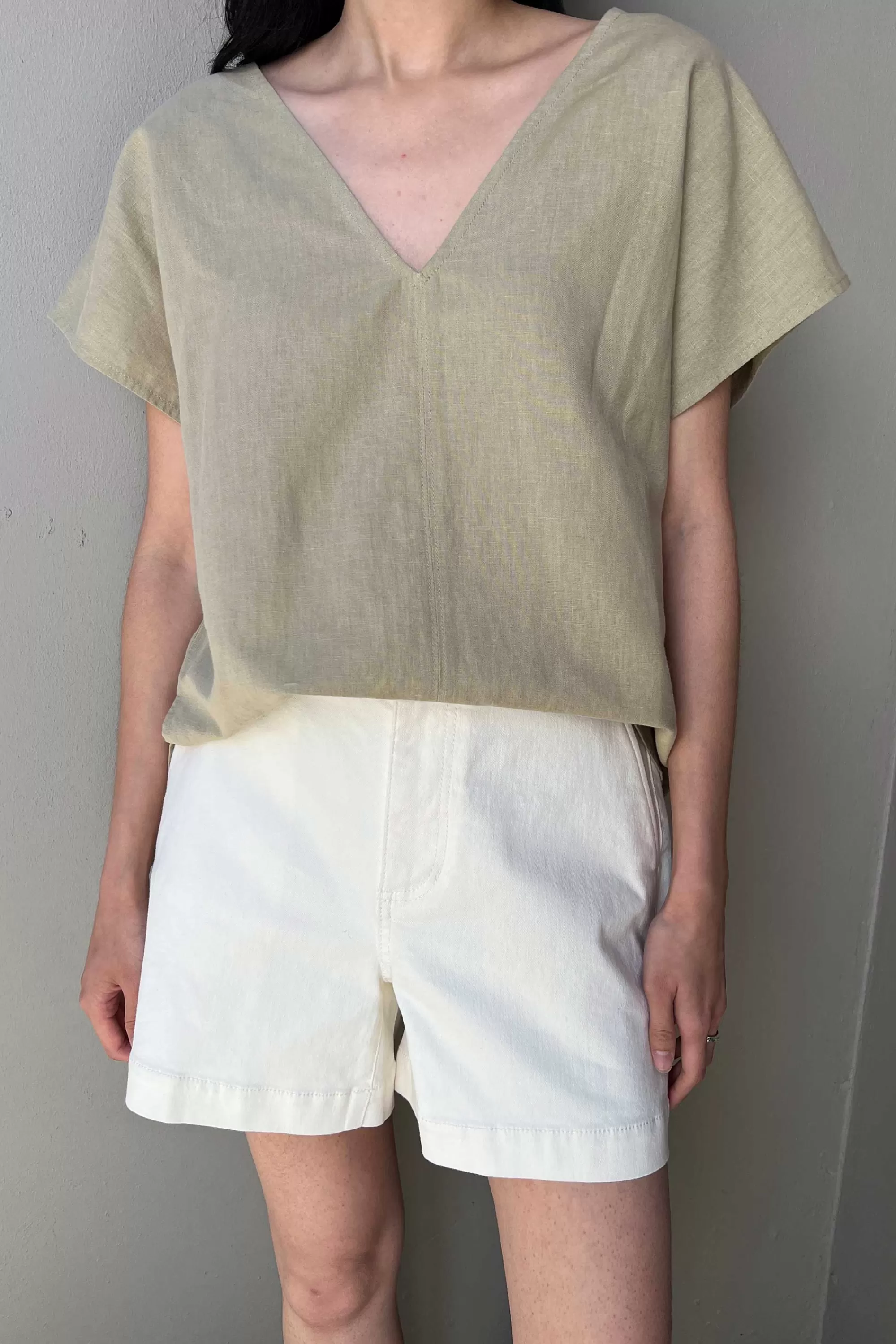 OAK + FORT LINEN BLEND V-NECK BLOUSE | Women Tops