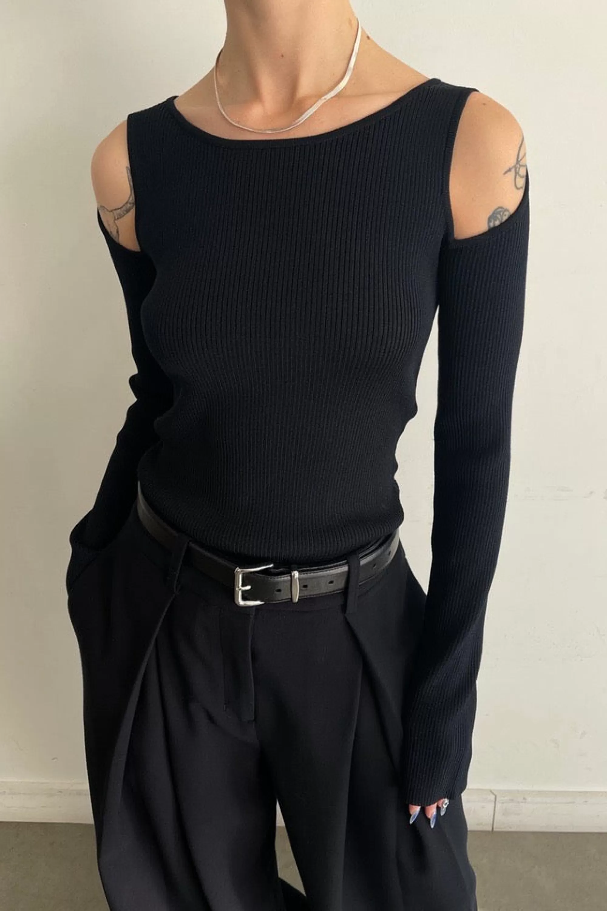 OAK + FORT RIBBED SHOULDER CUTOUT SWEATER | Women Sweaters & Cardigans