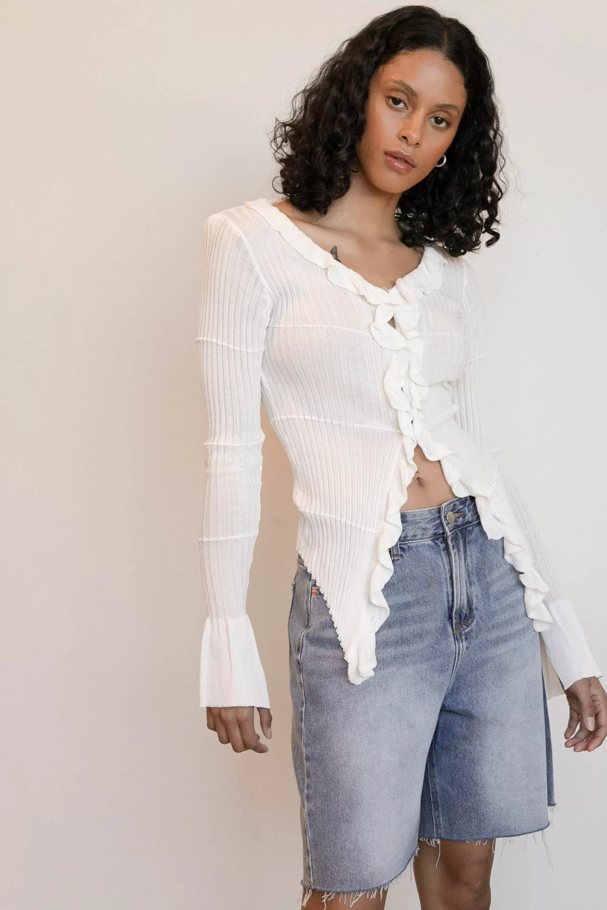 OAK + FORT RUFFLED V-NECK LONG SLEEVE TOP | Women Tops