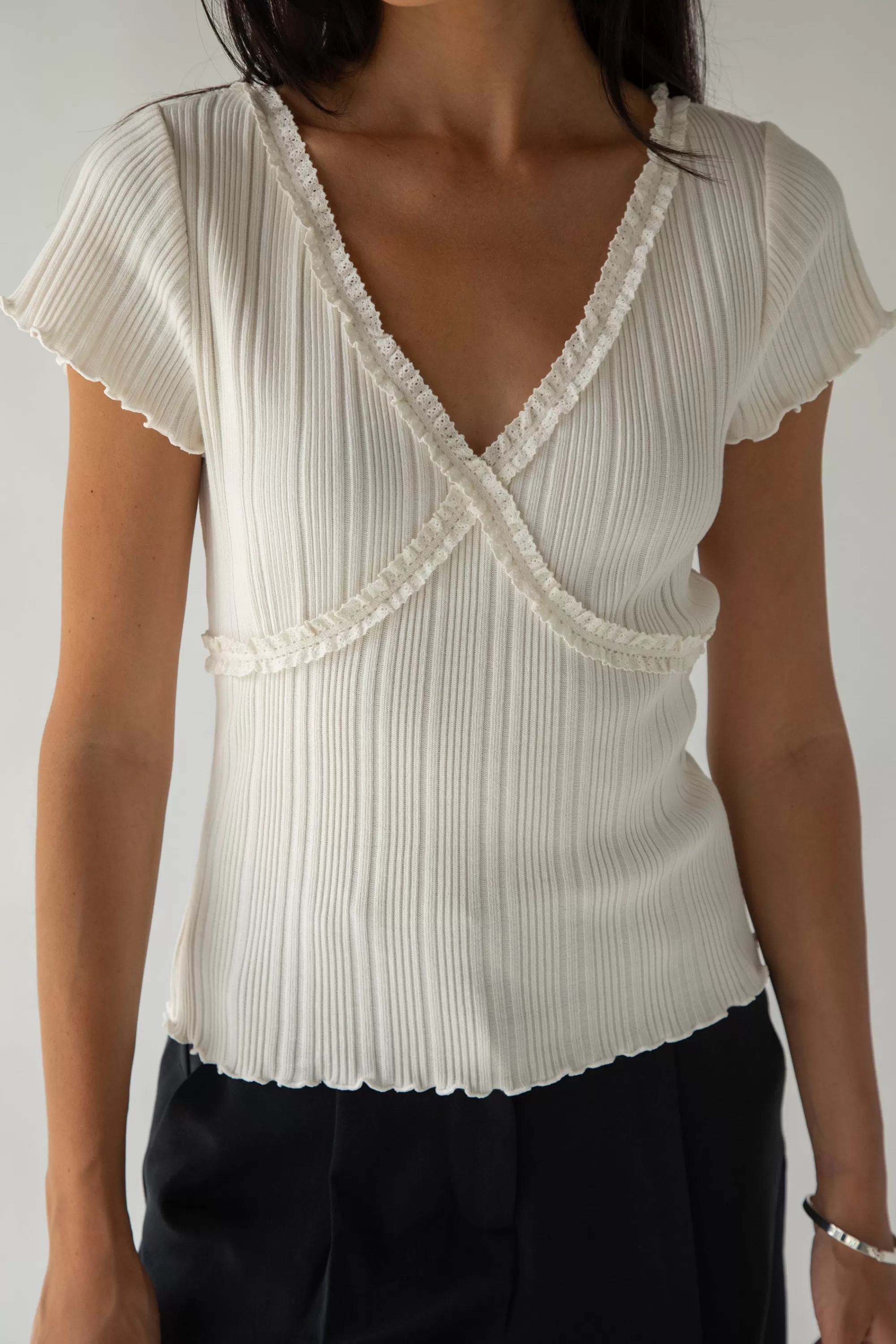 OAK + FORT SHORT SLEEVE TOP WITH LACE V-NECKLINE | Women Tops