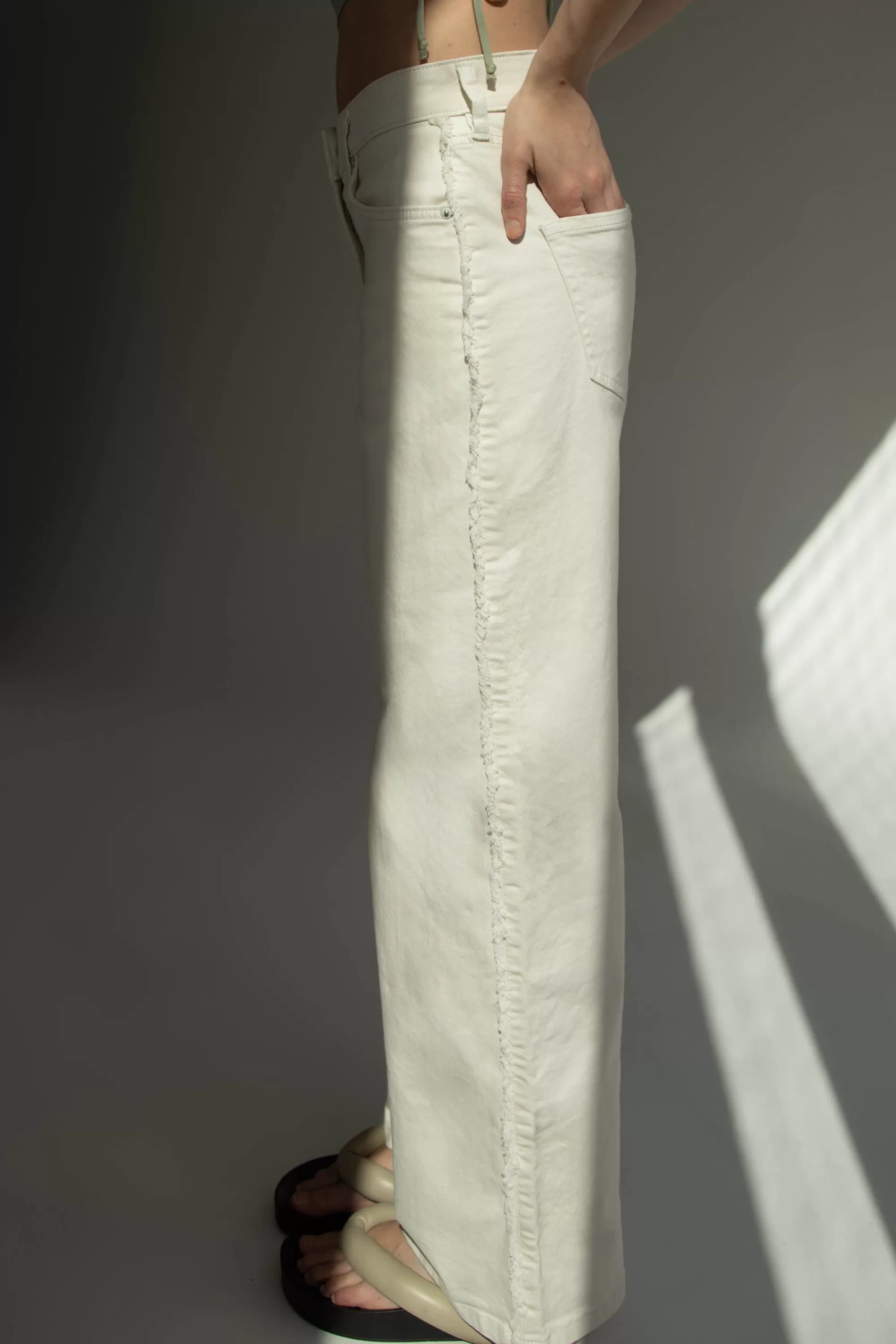 OAK + FORT STRAIGHT LEG TWILL PANT WITH FRAYED SIDES | Women Pants